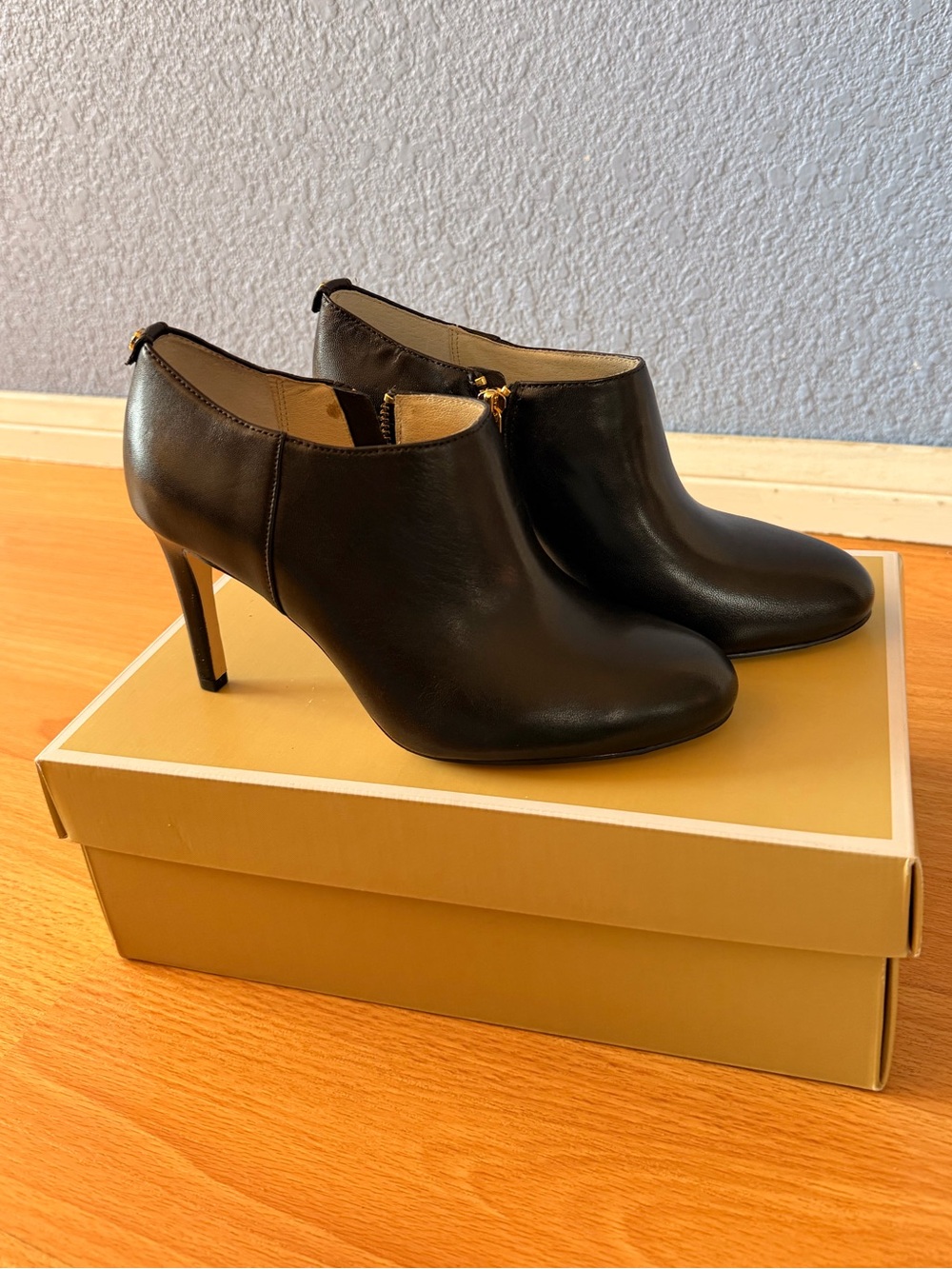 Michael by Michael Kors Sammy Black Leather Ankle Booties Size 6.5